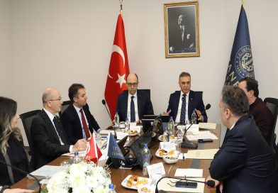 Üniversite Hastaneleri Birliği (ÜHBD) Toplantısı, İstanbul Üniversitesi-Cerrahpaşa Rektörü Sayın Prof. Dr. Nuri Aydın başkanlığında, İstanbul Üniversitesi-Cerrahpaşa ev sahipliğinde gerçekleştirildi.