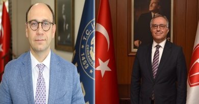 Nuri AYDIN’ın görevden ayrılmasıyla, Üniversite Hastaneleri Birliği Dernek Başkanlığına Başkan Yardımcısı Mehmet Cahit Güran vekalet edecektir.